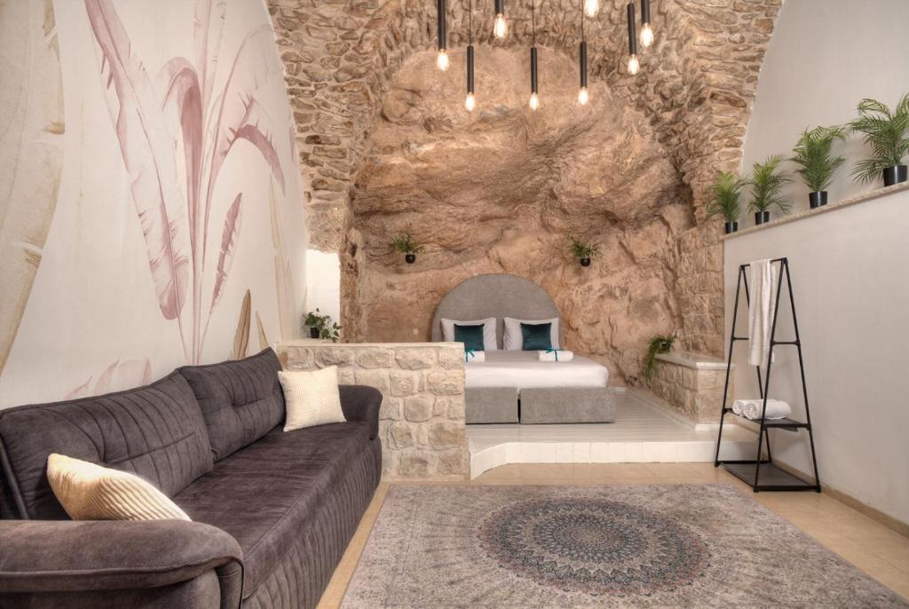 Artists Colony Hotel | בראשית - סוויטות בוטיק בצפת העתיקה - Beresheet - Boutique Suites in the Old City