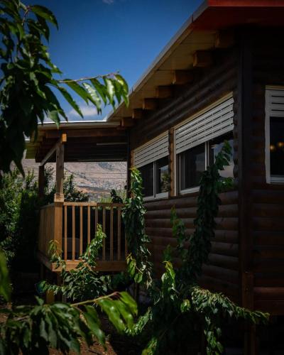 Majdal al-Shams Cabin | וידה בחרמון שביל הגולן- בקתת 2 חדרי שינה וסלון בלב מטע דובדבנים