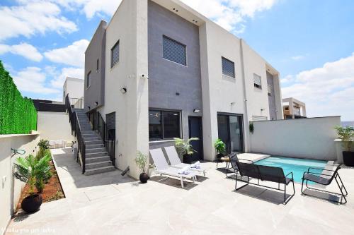 Tiberias Villa | וילה מושלמת עם בריכה מפנקת וממ"ד בשכונת טבריה המושבה בעיר טבריה