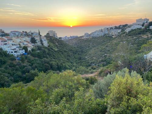 Haifa Apartment | חופשה שקטה בכרמל נוף לים, שקיעות וחניה חינם