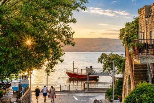 Tiberias Old City Cabin | חופש יהונתן -צימרים בכנרת בטיילת טבריה hofesh yehonatan cabin promnade tibrias