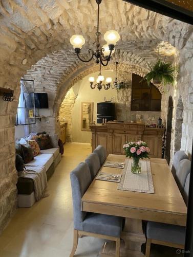 Artists Colony Apartment | לאה- וילה בוטנית LEAH- botanical villa