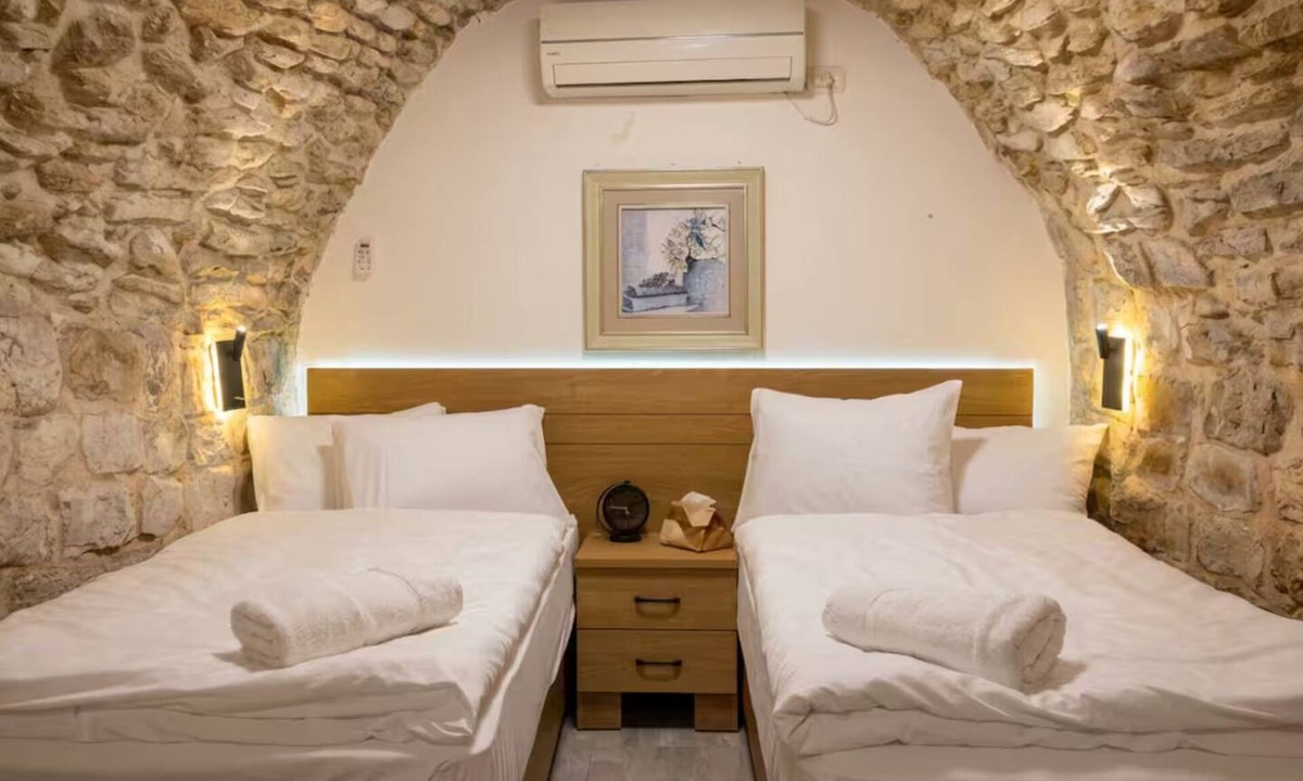 Safed Old City Apartment | סוויטת "תרפ"ט 12" - בית אבן עתיק עם פטיו פרטי