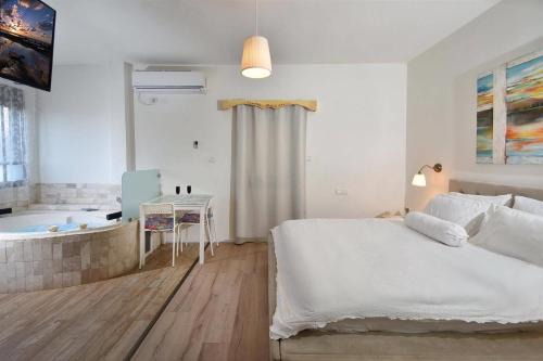 Migdal Bed & Breakfast | עדנת האוהבים - סוויטות מקסימות ליד הכנרת עם בריכה משותפת