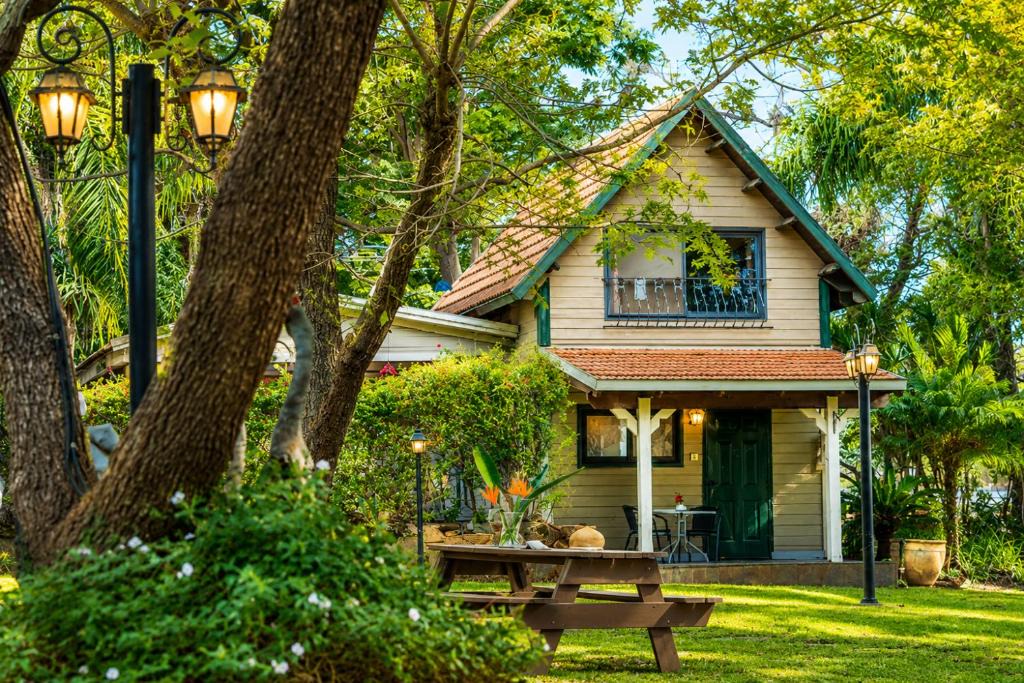 Yuval Bed & Breakfast | שורשי הגליל - 6 בקתות מדהימות עם ג'קוזי, גינה וקרבה לנחלים
