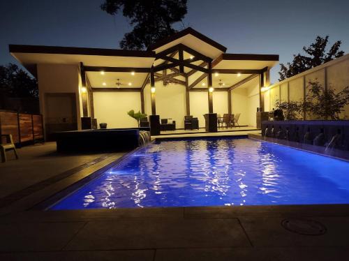 Guardia House | 1 New modern 2 bed suite with shared pool