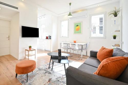 Tel Aviv Apartment | 1BR near the beach with Balcony and Mamad by HolyGuest