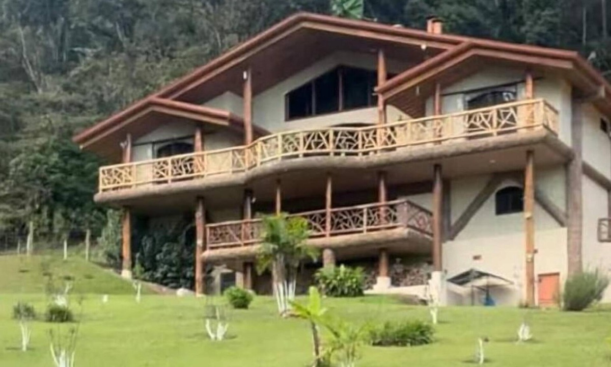 Los Guido House | 3-bedroom custom Tree house in welcoming Cartago with WiFi, waterfalls, trails