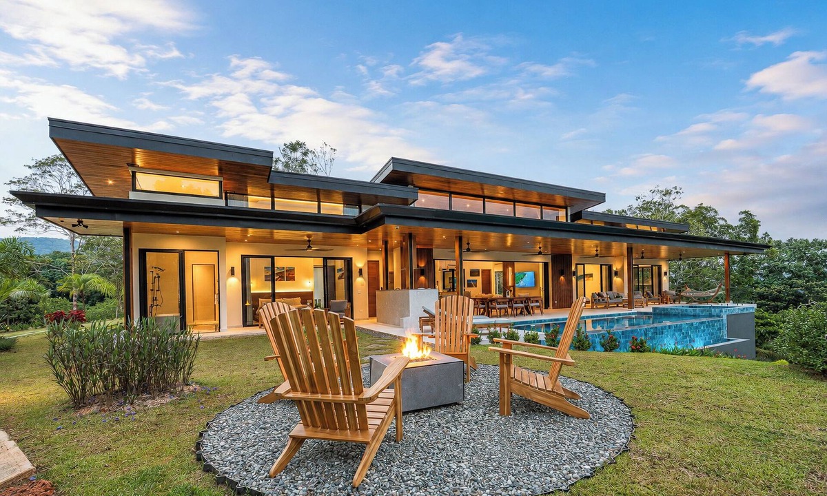 Dominical House | 3-bedroom Luxury Villa Dominical Walk to the Waterfalls!