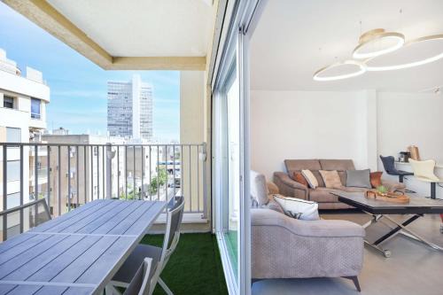 Tel Aviv City Center Apartment | 3BR Beach&City Vibes in Bugrashov by HolyGuest