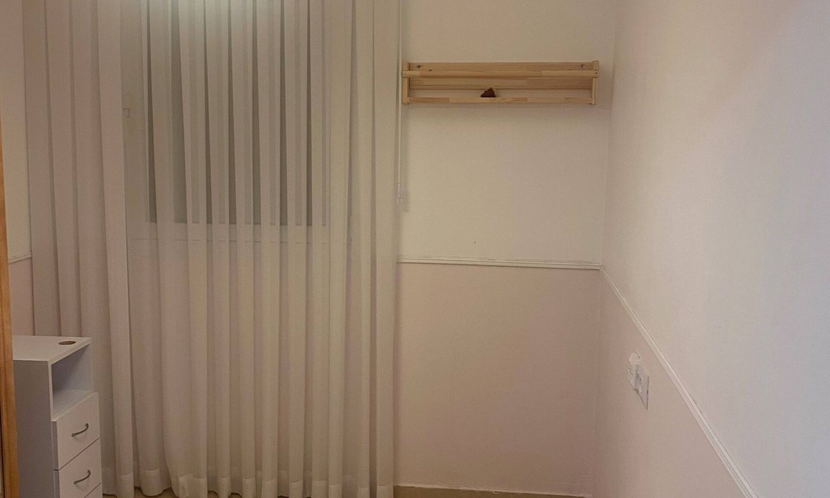 Rishon LeTsiyon Apartment | 4-bedroom apartment. Clean, with a lot of space, light. next to shopping centre