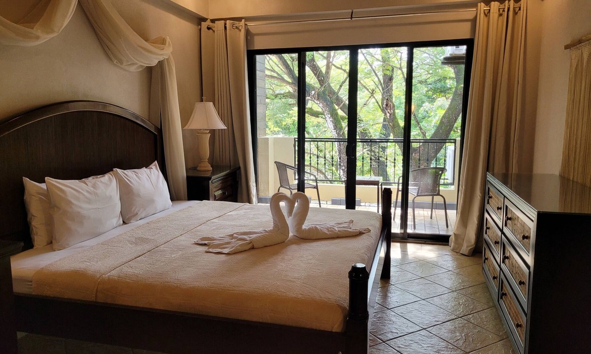Tamarindo Condo | 4th floor Apartment - 2 minutes walking distance to the beach!