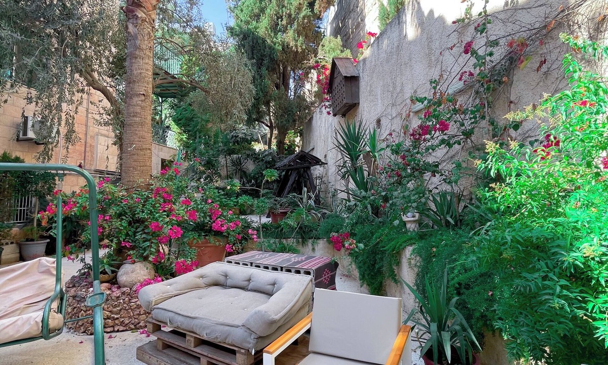 Al Abdali Apartment | Amazing 4-bedroom apartment with AC in welcoming Amman