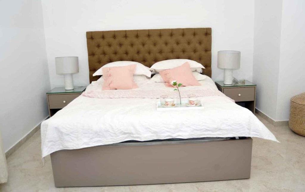 Jabal Al-Hussein Apartment | Amazing one Bedroom Apartment in Amman,Elwebdah 10