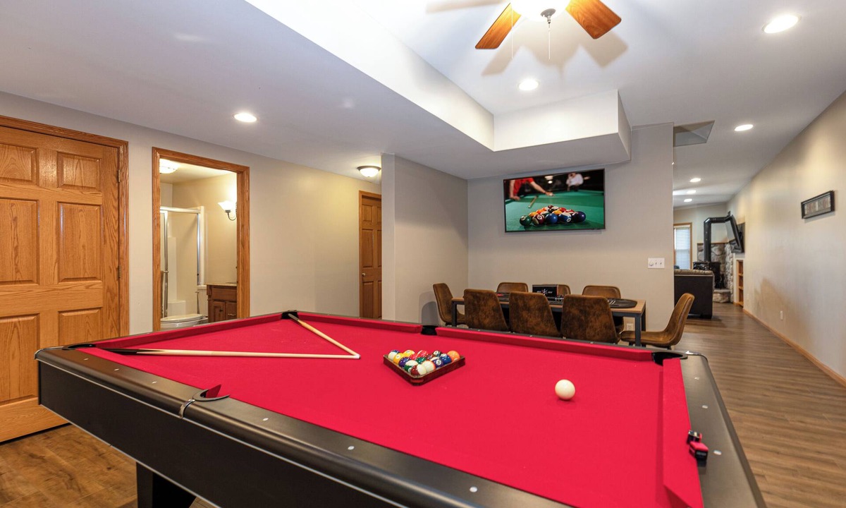 The Galena Territory House | Amazing Tree Top Views-Outdoor Hot Tub, Fire Pit, Pool Table, Access 2 Pools!