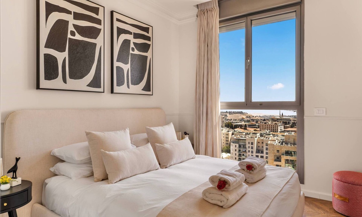Jerusalem City Centre Apartment | Angelic 1BR Savion View Apartment with Temple Mount View from the Balcony