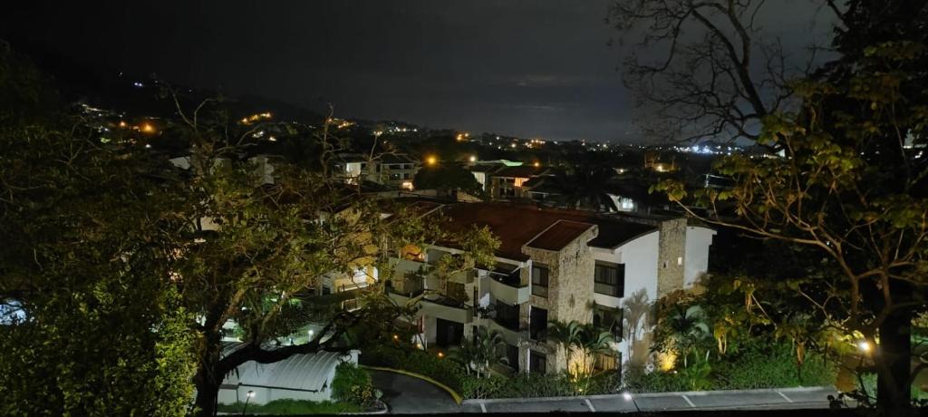 Santa Ana Apartment | Apartment 2B Condominium Avalon Country Vista Lago y Confort 206 costa rica santa ana