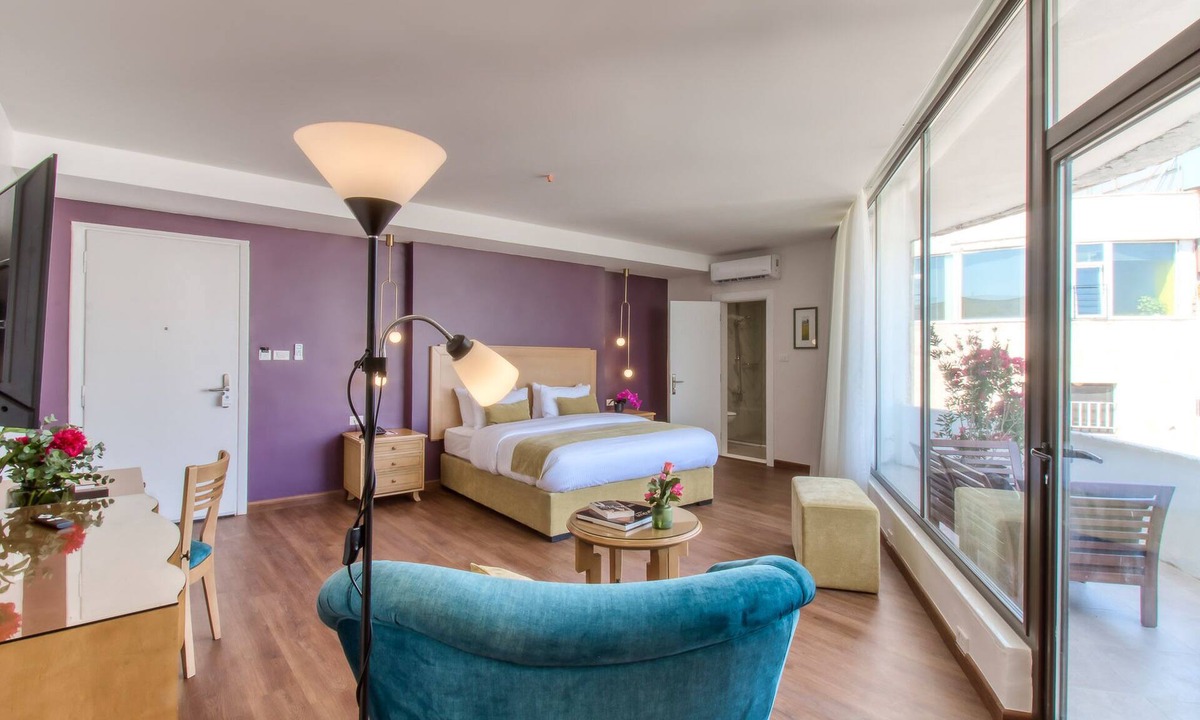 Al Swaifyeh Hotel | Balcony Suite - The Liwan Hotel