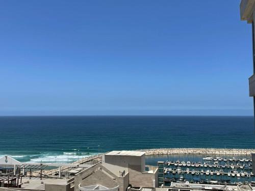 Ashkelon Apartment | Beach Suite Israel - 12th Floor Marina & Beach Views 3 Bedrooms ביץ סוייט ישראל של אשקלון - דירת נופש קומה 12 נוף מאלף למרינה וים, 3 חדרי שינה