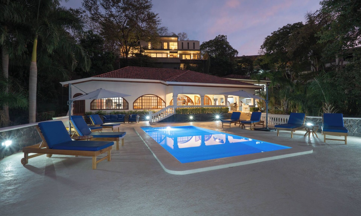 Playa Flamingo Villa | Beach vibes & sunset views! Pool, sleeps 10! Playa Flamingo, Villa Aves.