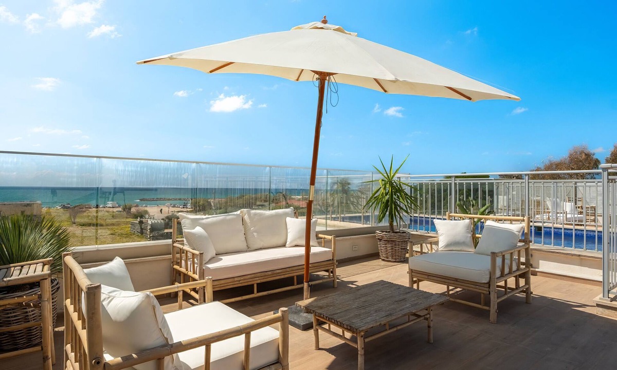 Shavei Zion Apartment | Beachfront Apartment with Balcony and Rooftop Pool