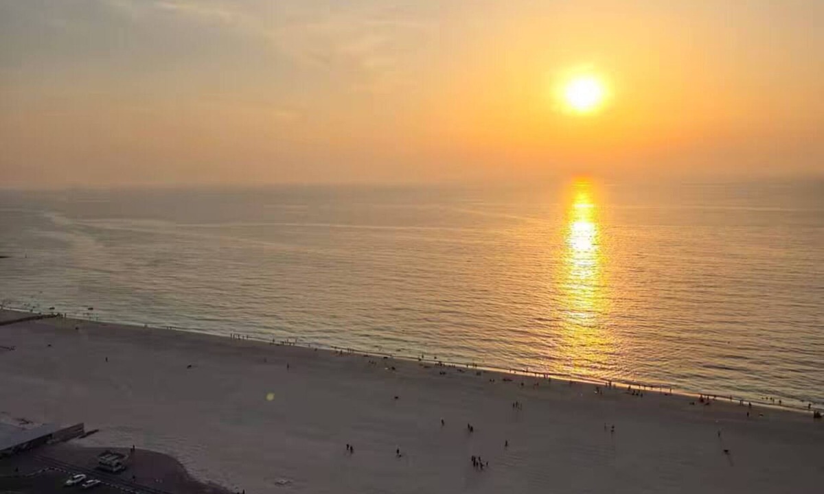 Rumailah Apartment | Beachfront Apartment with Sea View in Ajman