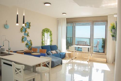 Netanya Apartment | Beachfront Bliss 3 bedroom Privacy