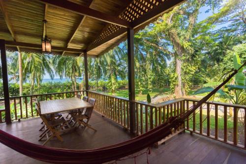 Puerto Viejo de Talamanca House | Beachfront Villa Sea Breeze w AC and POOL