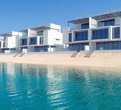 Dubai Villa | Beachfront Villa with Heated Private Pool & Jacuzzi