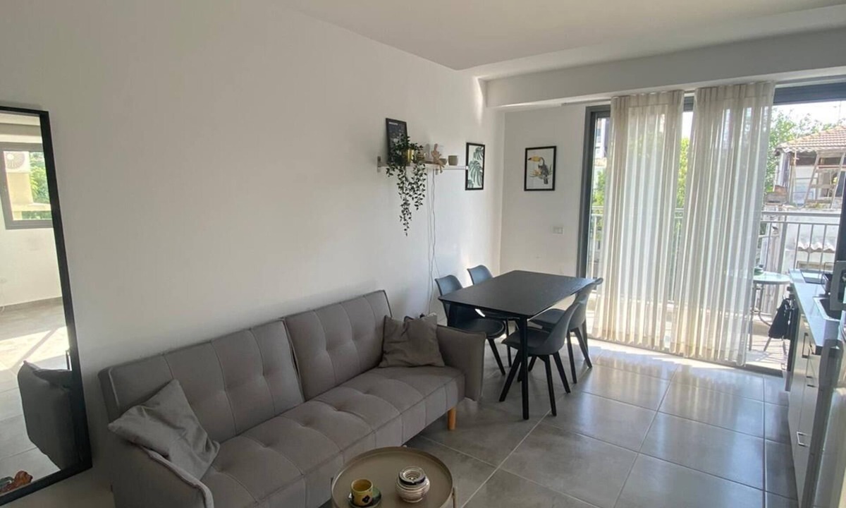 Tel Aviv Apartment | Beautiful 2-bedroom apartment. Modern just a few steps from Bd Rotchild
