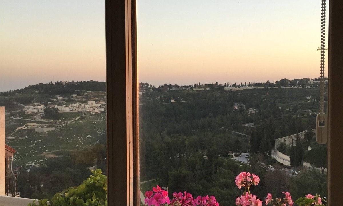 Emek Refaim Apartment | Beautiful views - walk to restaurants, theaters, First Station, & Old City