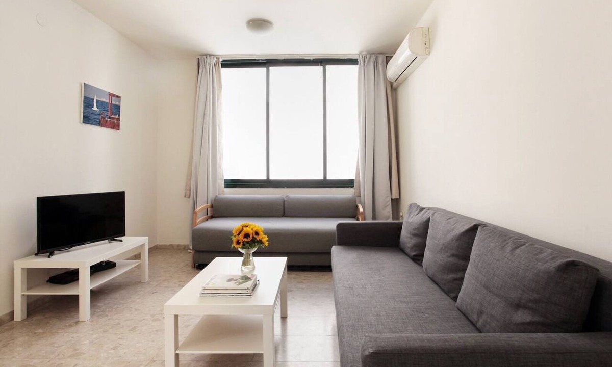 Tel Aviv City Center Apartment | BEN YEHUDA ST 21 SPACIOUS APARTMENT WITH BALCONY.