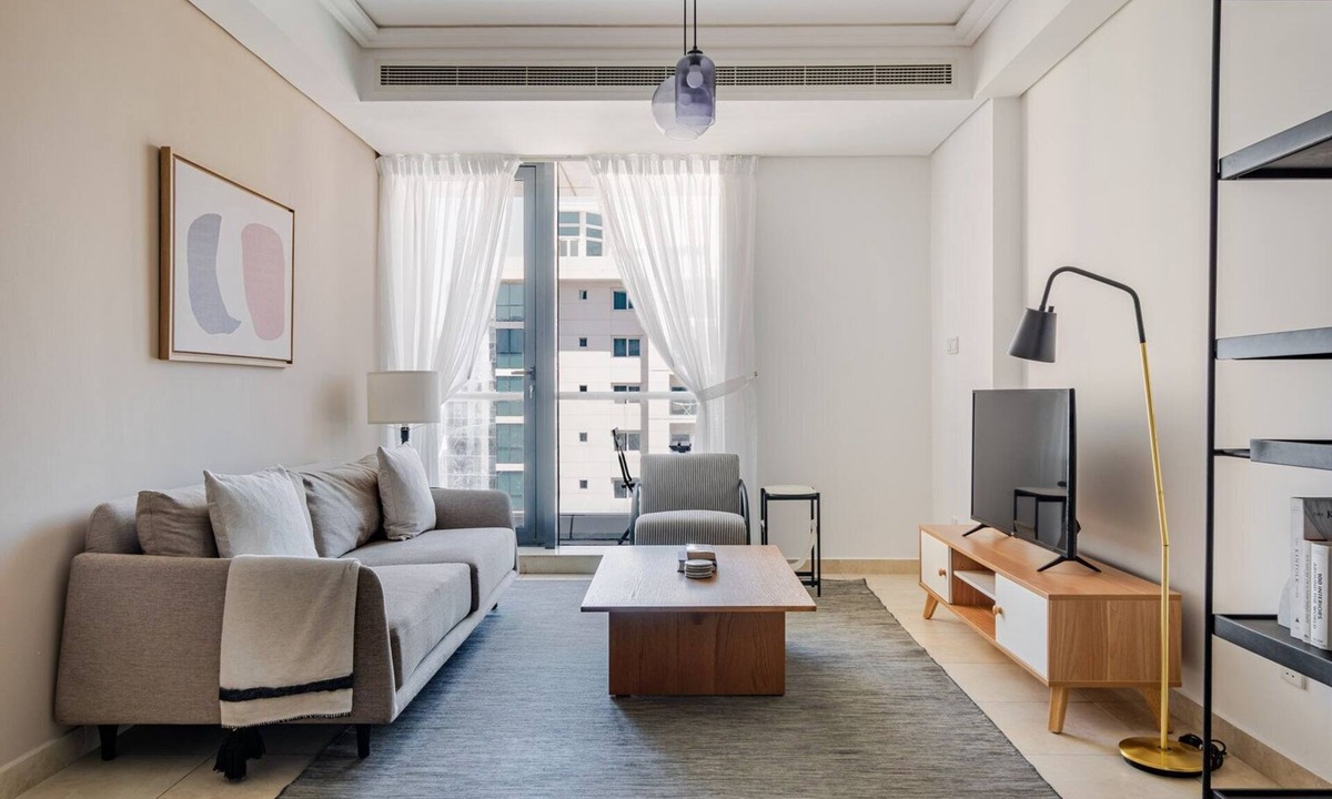 Jumeirah Lake Towers Apartment | Blueground | JLT Cluster J, pool, nr Lake