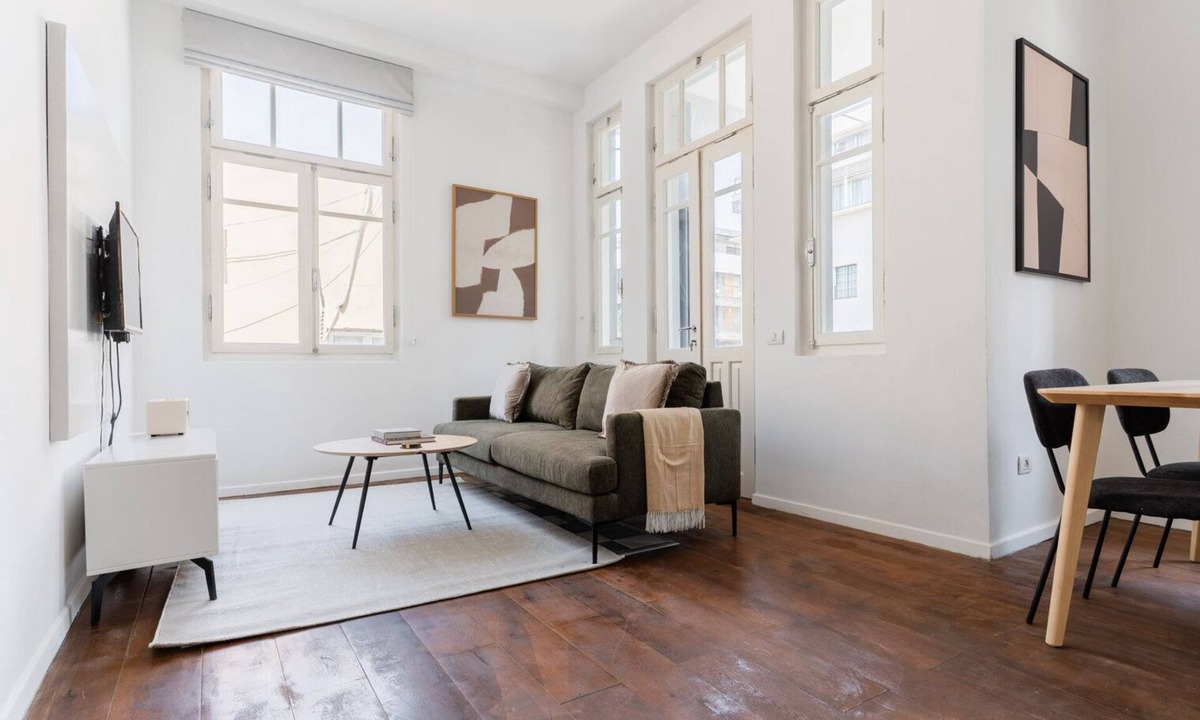 Tel Aviv Apartment | Blueground | Lev HaIr, balcony, nr Carmel Market (TLV-91)
