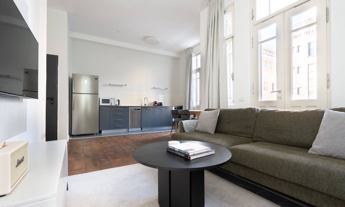 Tel Aviv Apartment | Blueground | Lev HaIr, balcony, nr Carmel Market (TLV-92)