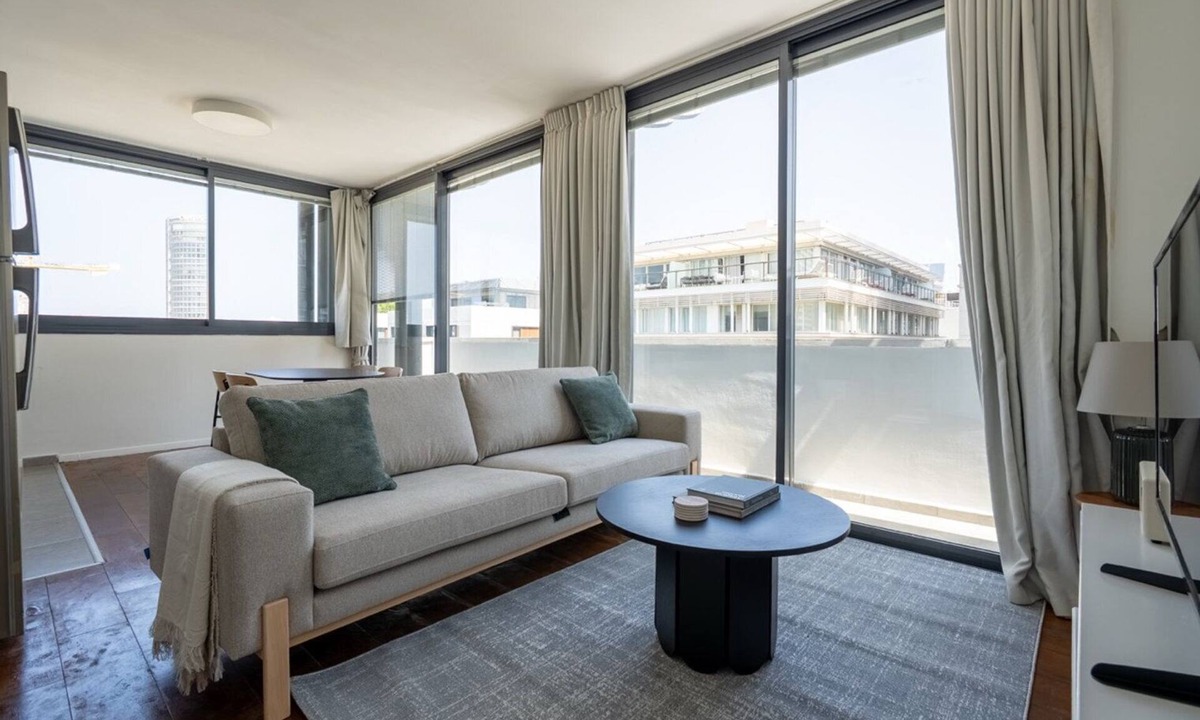 Tel Aviv Apartment | Blueground | Lev HaIr, balcony, nr Carmel Market (TLV-99)