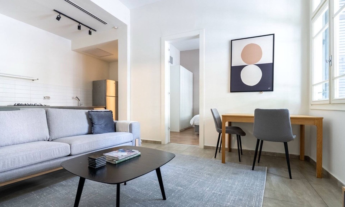Tel Aviv Apartment | Blueground | Lev HaIr, balcony, nr Carmel Market (TLV-114)