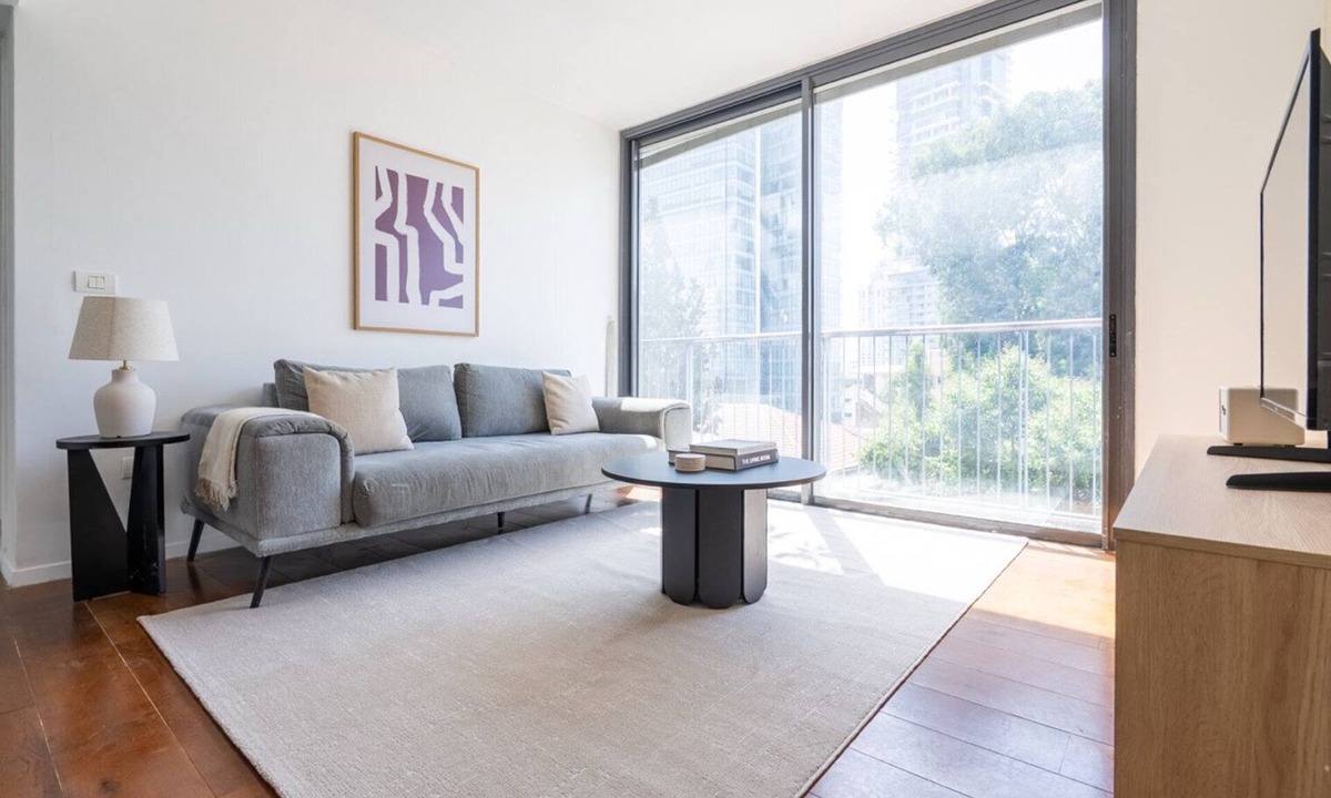 Tel Aviv Apartment | Blueground | Lev HaIr, city view, nr beach (TLV-97)
