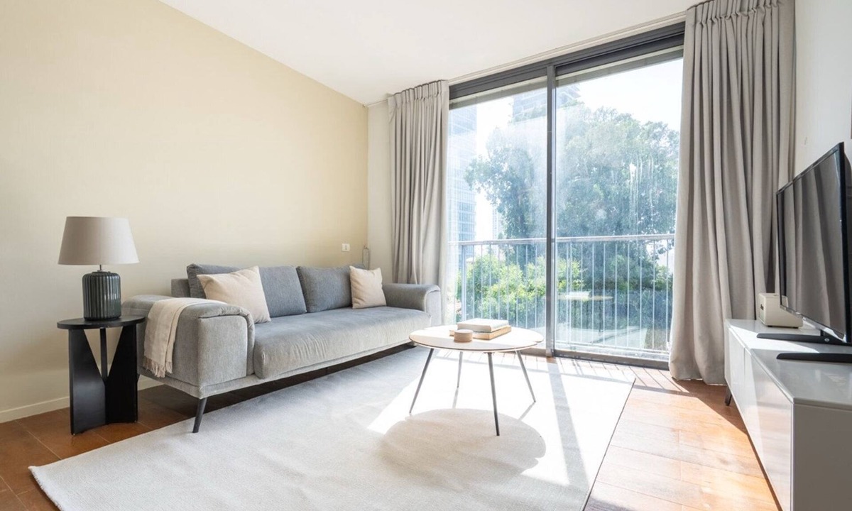 Tel Aviv Apartment | Blueground | Lev HaIr, city view, nr Carmel Market (TLV-98)