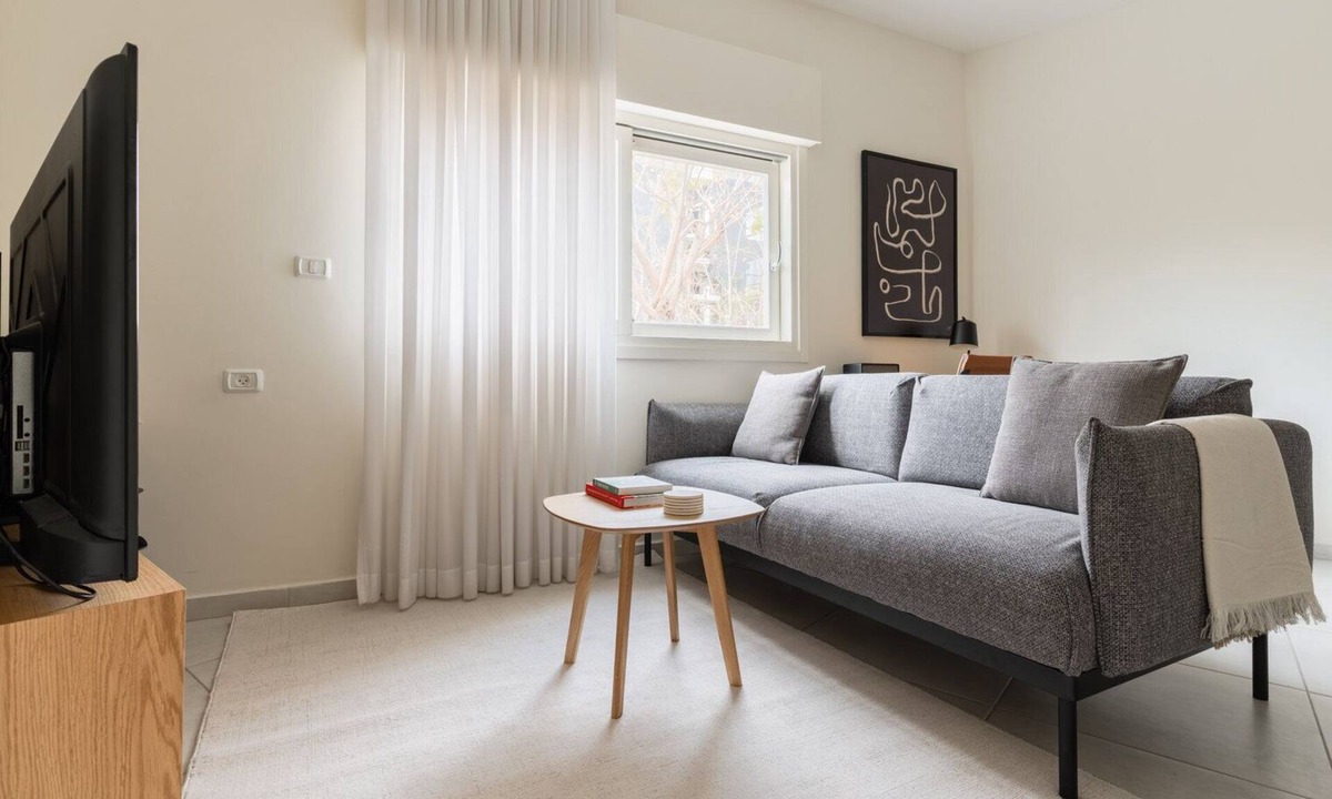 Tel Aviv City Center Apartment | Blueground | Nahalat Bynamin, City view (TLV-63)