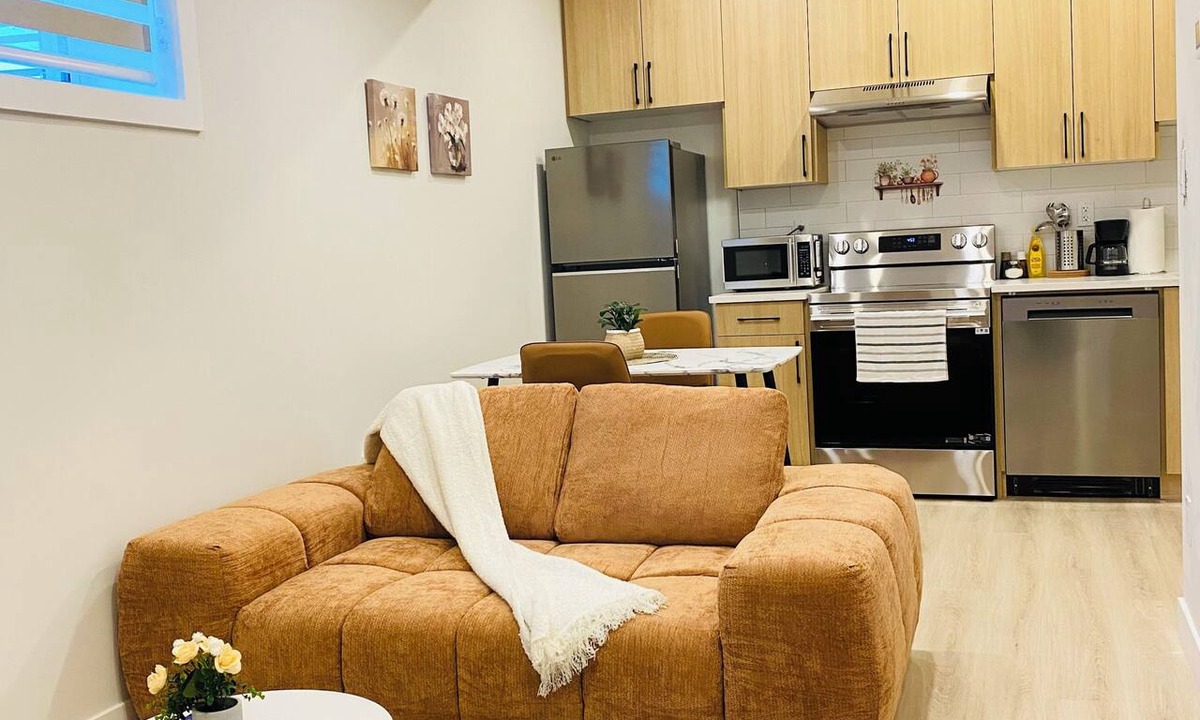 North Central Edmonton House | *BRAND NEW*Downtown*Rogers Place*Cozy Guest Suite