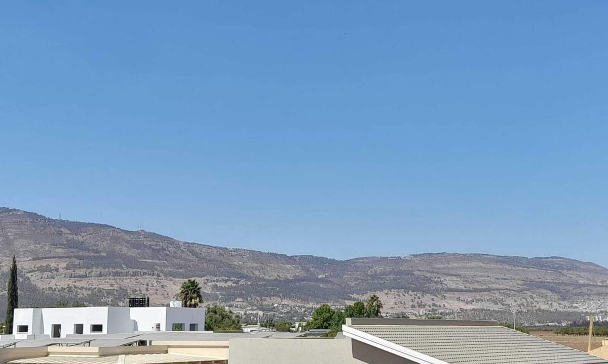 Bruchim Qela' Alon Apartment | Bright New 1-Bedroom Apartment with Balcony & Hermon View in Kibbutz