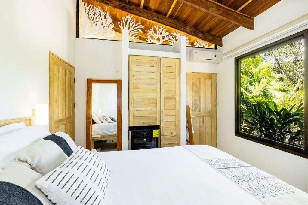 Los Pargos Hotel | Cafe Playa Negra Hotel