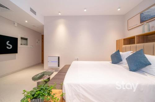 Jumeirah Village Triangle Apartment | Calm Wellness Studio with Free Massage JVT