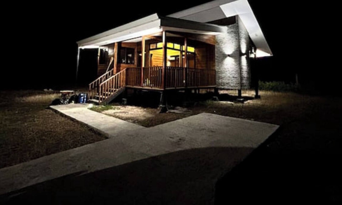 Lepanto House | Casa Mango Lepanto #9. Charming 2-bedroom cabin AC, WiFi in enjoyable Lepanto.