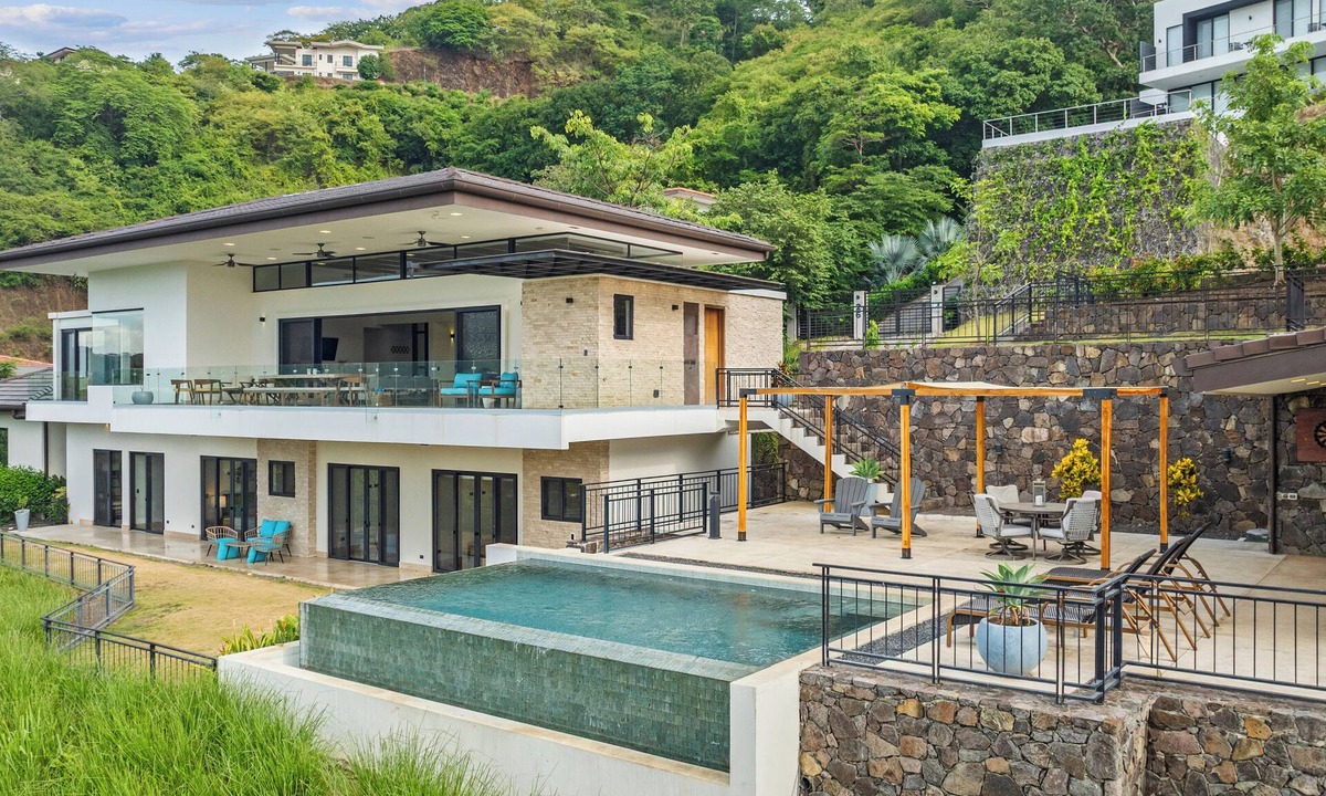 Coco House | Casa Roble | 2 Golf Carts & Housekeeping Included