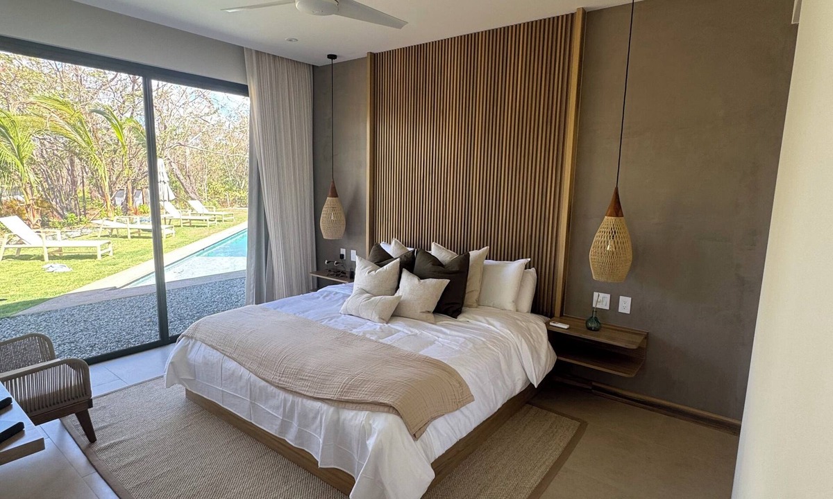 Rio Seco House | Casa Solana: 4BR retreat, pool, walk to beaches & surf in Playa Avellanas