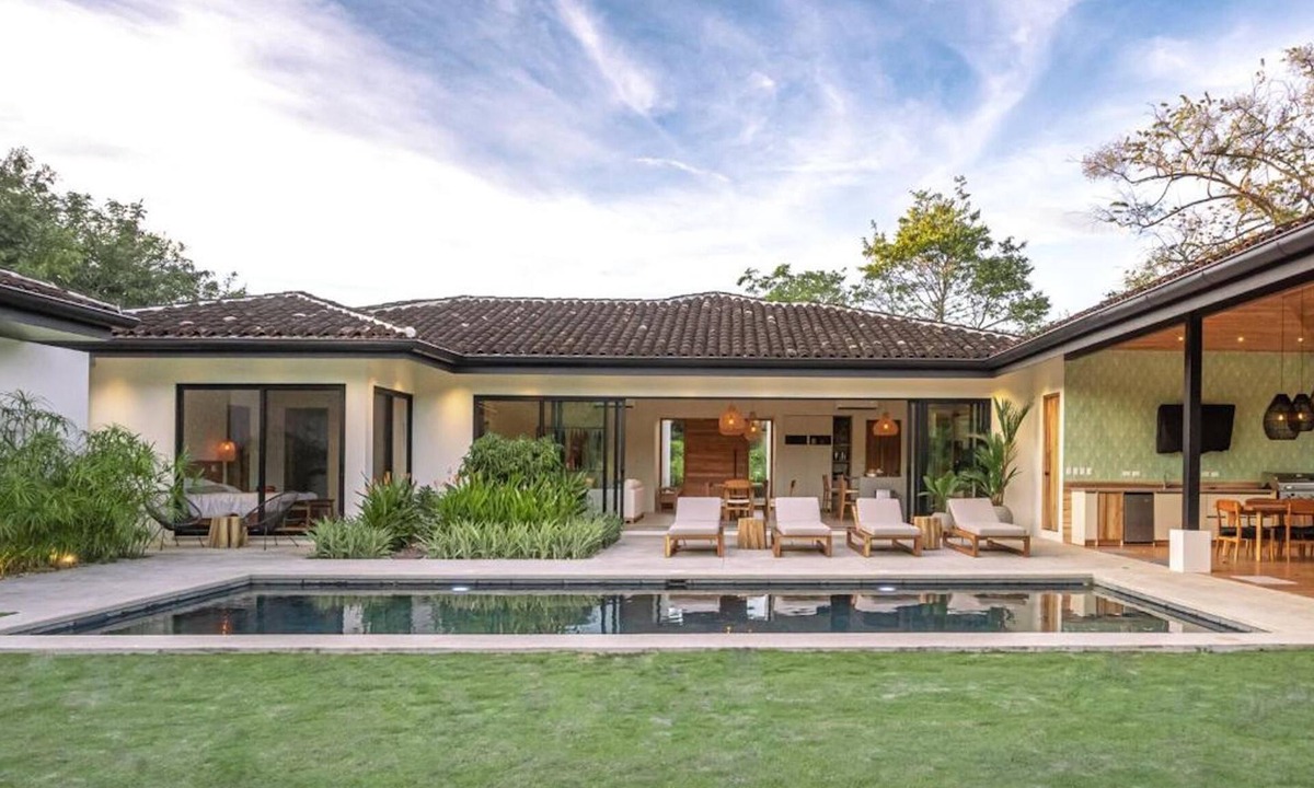 Pinilla House | Casa Zuri Luxury Villa + Guest House & Beach Club