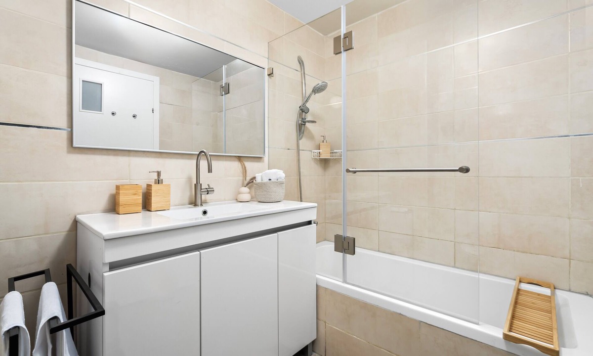 Kiryat HaLeom Apartment | Central modern JLM 3BR suite with a private Parking and a Balcony