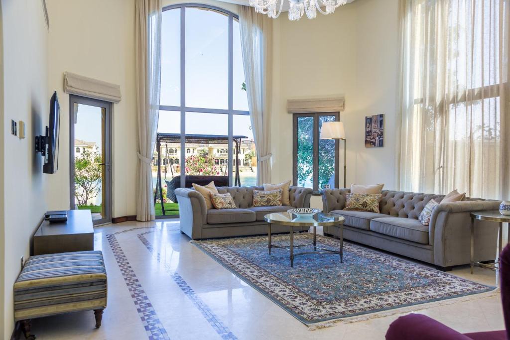 Palm Jumeirah Villa | Chic 4BR Villa with Assistant Room and Private Pool on Palm Jumeirah by Deluxe Holiday Homes